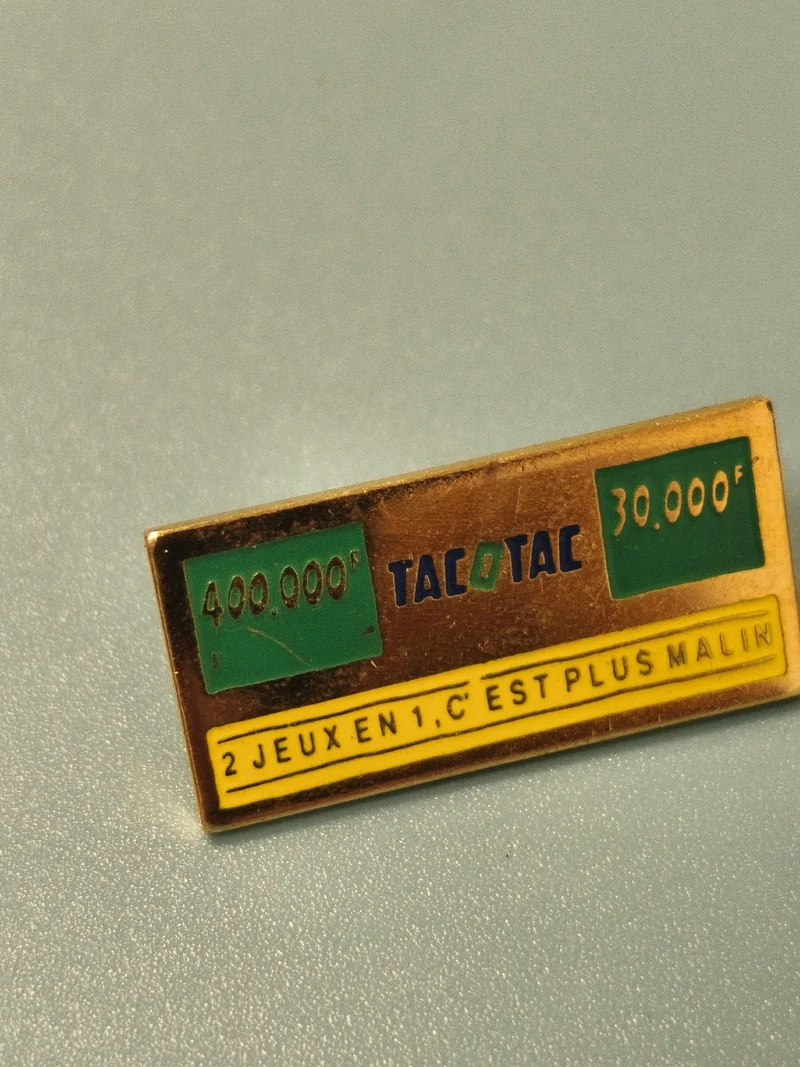 Pin's vintage Tacotac ancien, rectangulaire, couleurs or et vert, collection