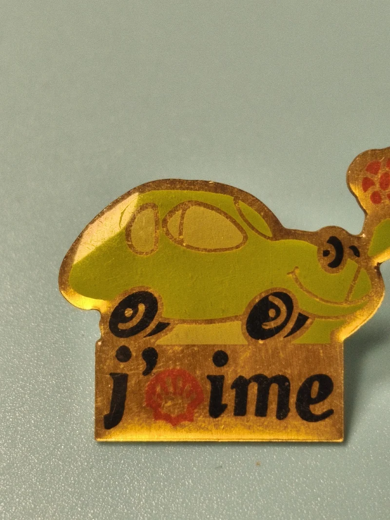Vintage pin's Shell voiture jaune humoristique ancien collection (Ref 8)