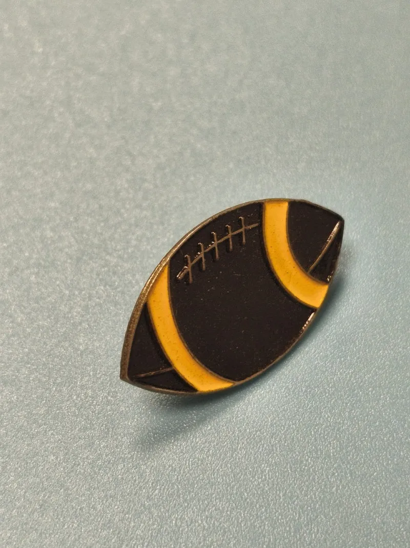 Vintage pin's rugby ballon marron et jaune ancien collection sport (Ref 9)