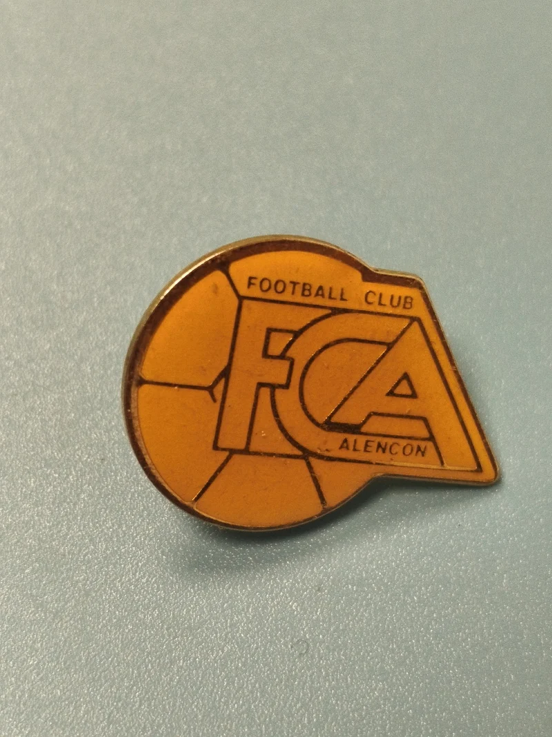 Pin's vintage Football Club Alençon FCA jaune ancien supporter collection