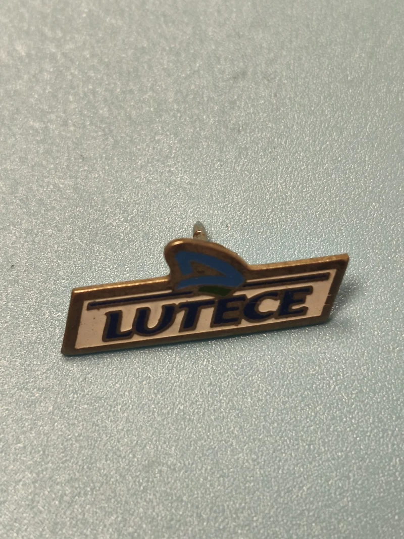 Vintage pin's LUTECE émaillé bleu blanc logo ancien collection (Ref 9)