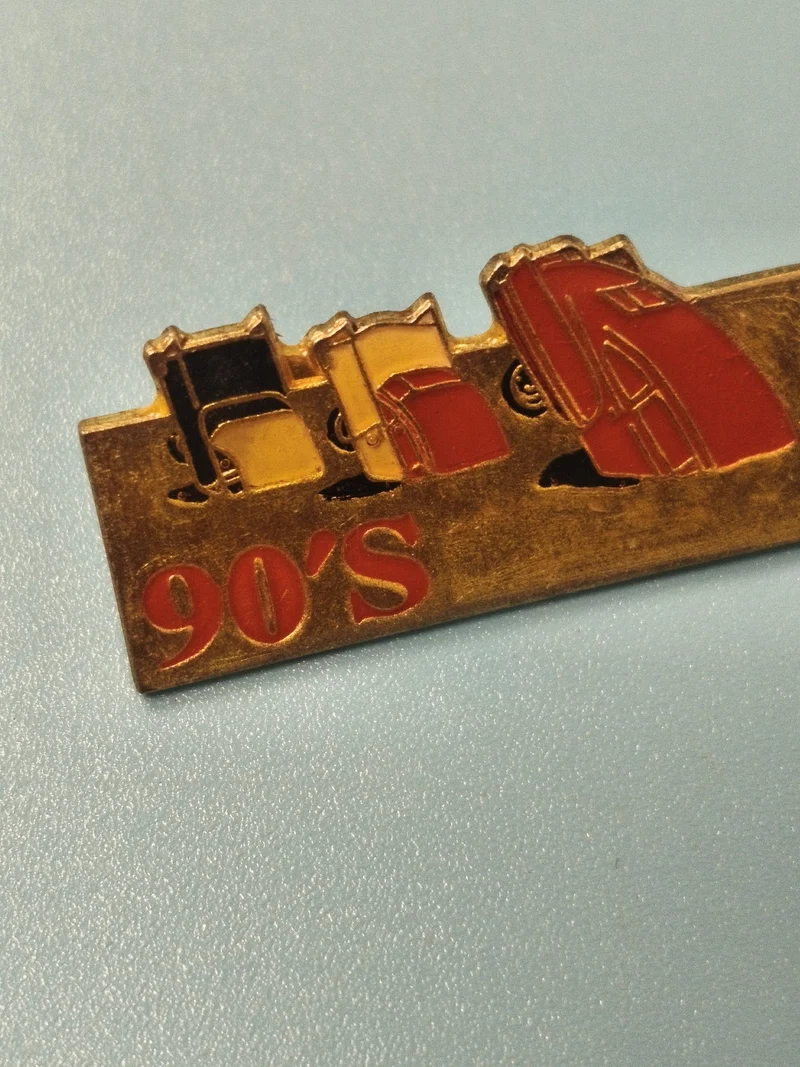 Vintage pin's 90's rétro, émaillé, inscription rouge, collection (Ref 9)