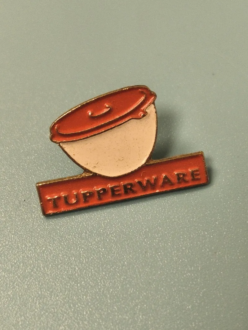 Vintage pin's Tupperware ancien logo, badge émaillé rouge et beige collection