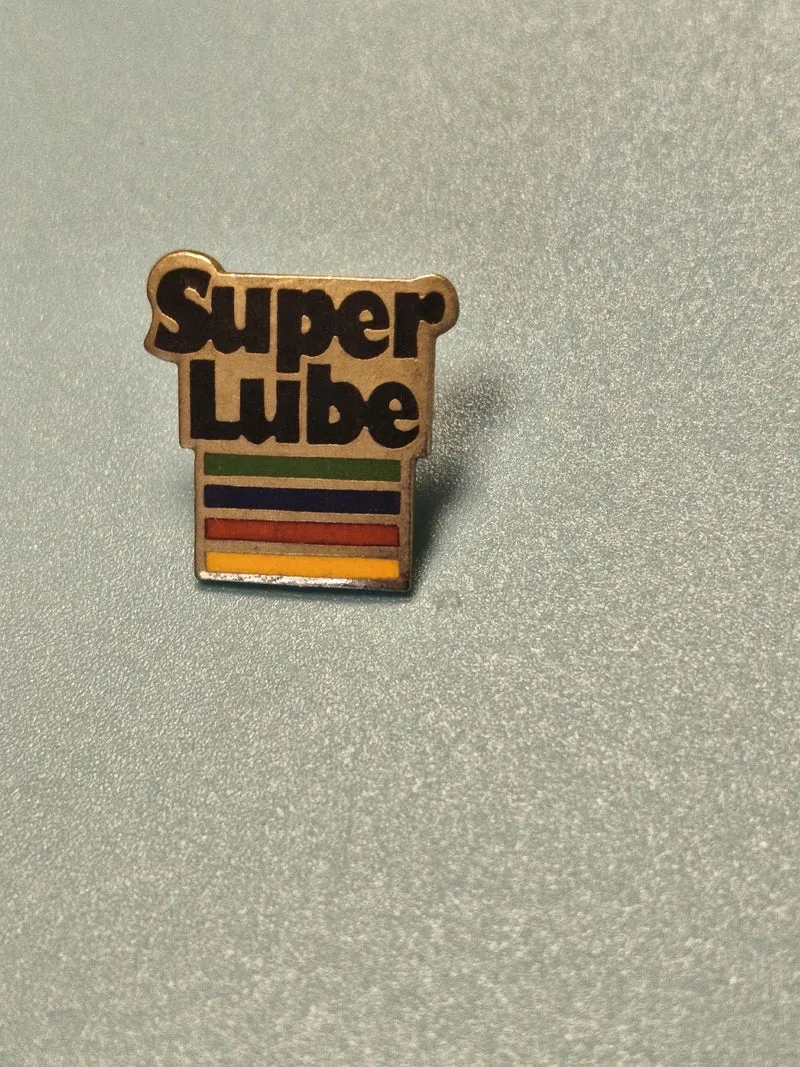 Vintage pin's Super Lube publicitaire, design rectangulaire, bandes colorées