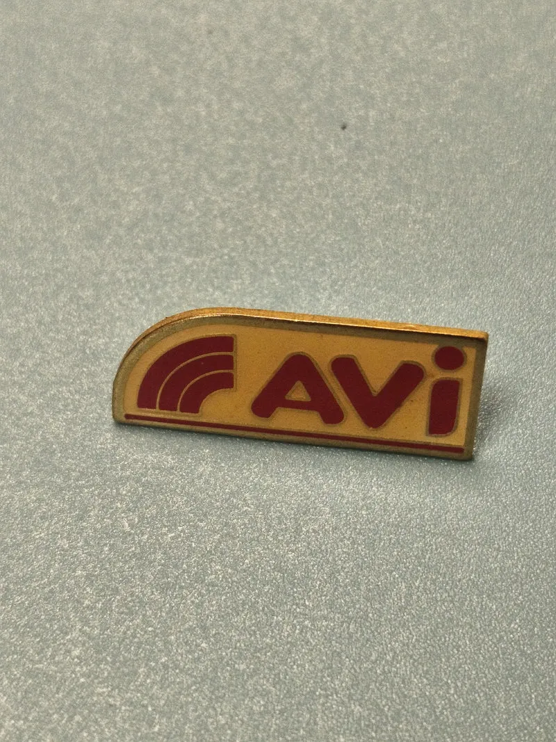 Vintage pin's AVI logo jaune rouge collection publicitaire rétro ancien
