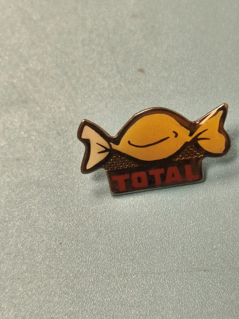 Vintage pin's TOTAL poisson jaune publicitaire collection (Ref 9)