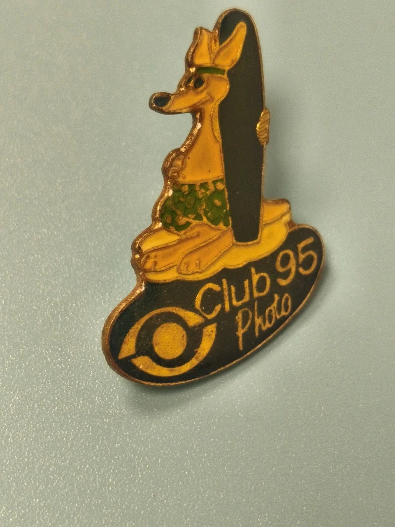 Pin's vintage Club 95 Photo kangourou surfeur, badge ancien collection