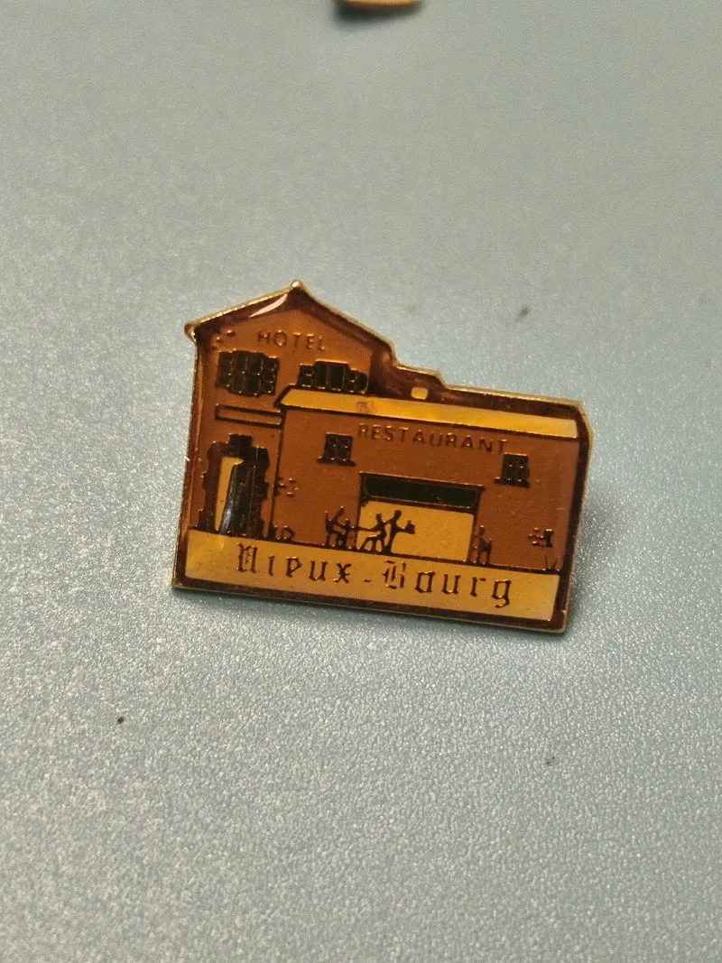 Pin's vintage Vieux Bourg hôtel restaurant, émaillé, collection France ancien