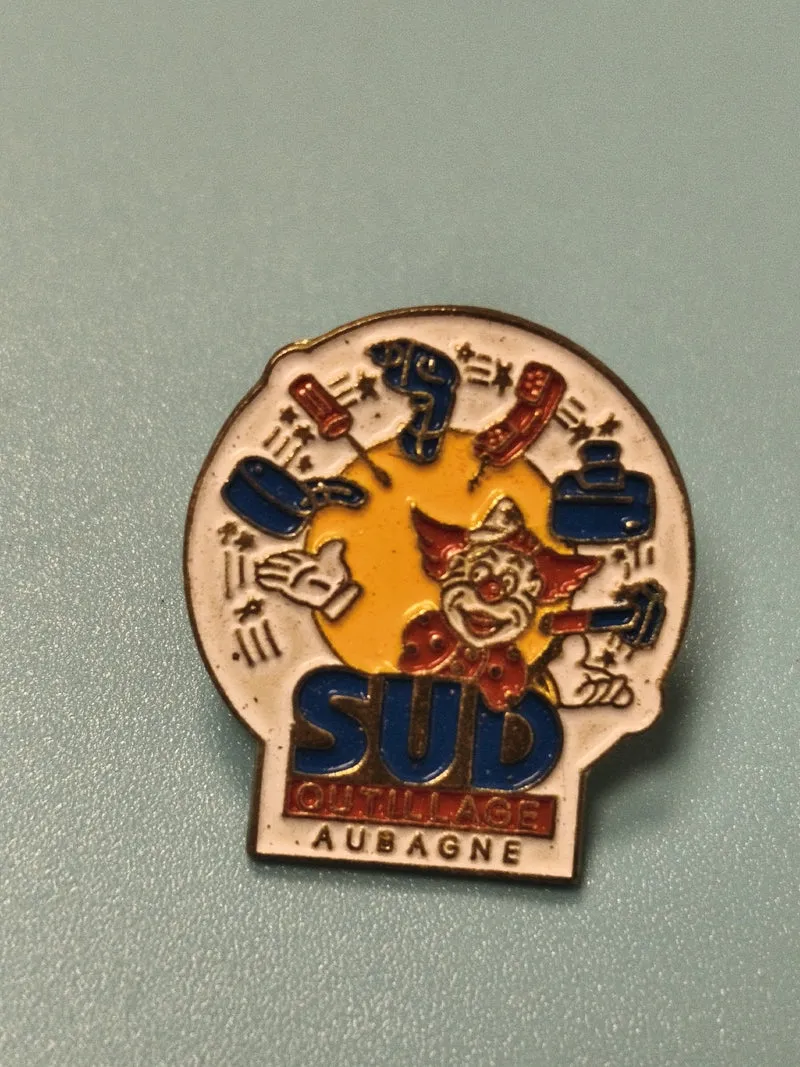 Pin's vintage SUD Outillage Aubagne clown outils collection publicitaire