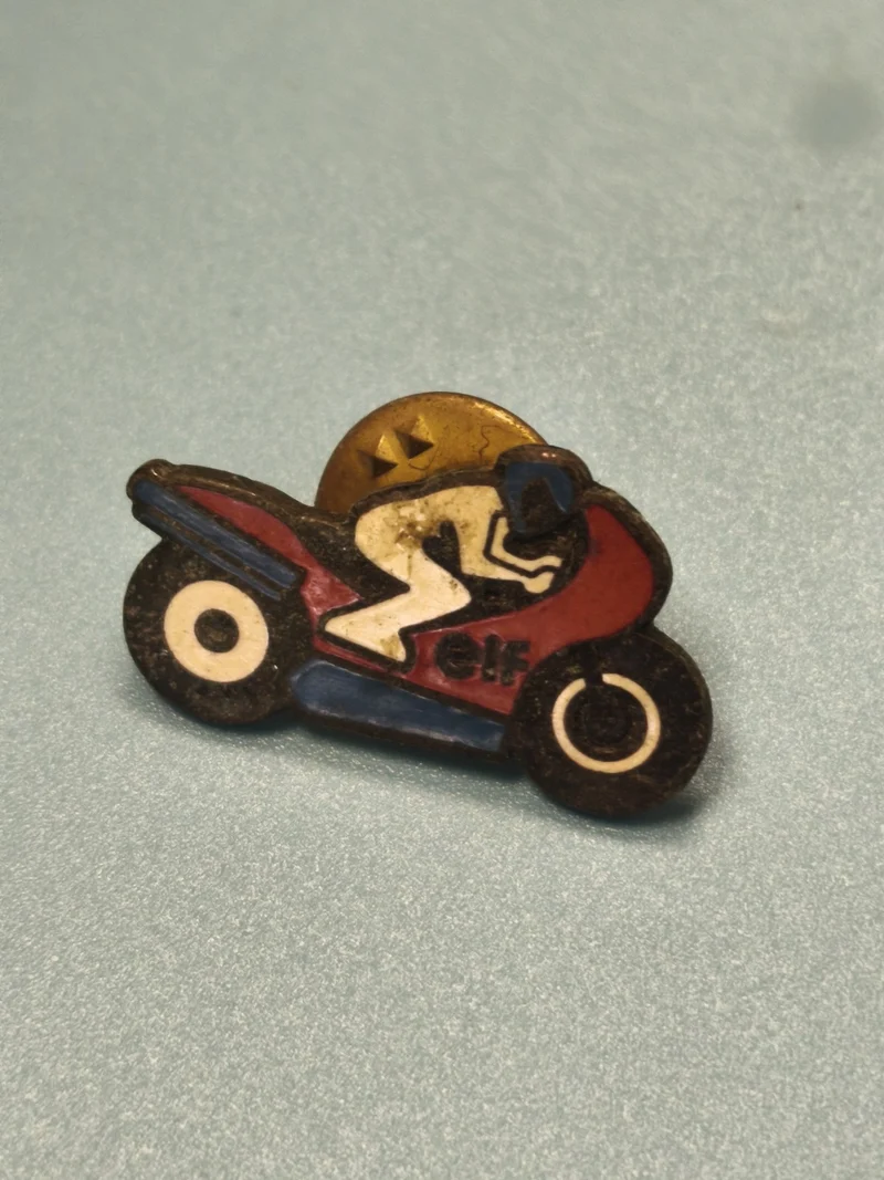 Vintage pin's moto ELF coureur années 80 racing collection sport (Ref 1)