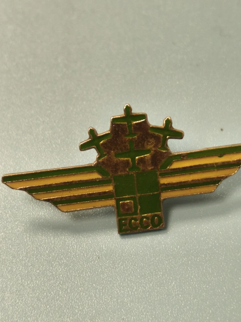 Vintage pin's ECCO ancien, logo vert jaune, collection aviation (Ref 4)