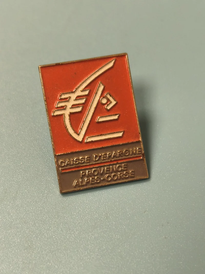 Vintage pin's Caisse d'Épargne Provence Alpes Corse émaillé rouge ancien