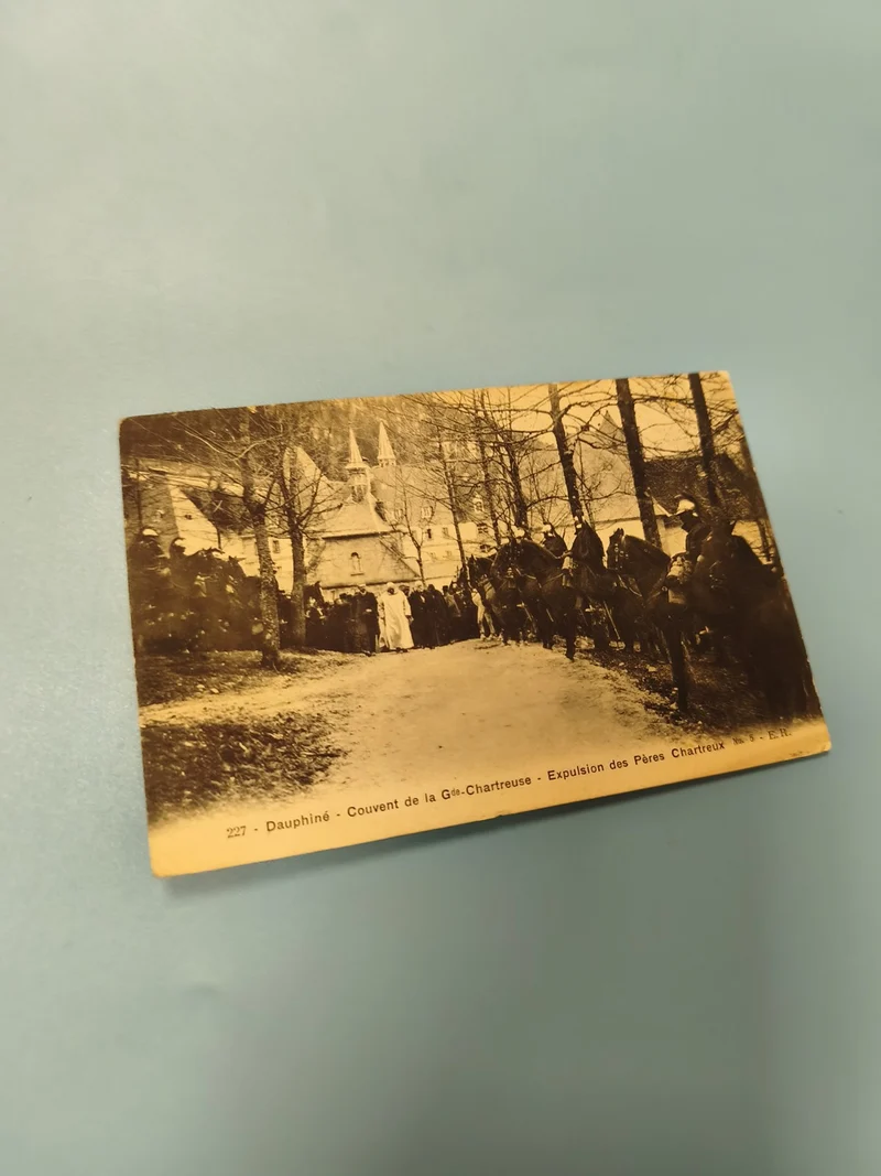 Ancienne carte postale Dauphiné Couvent Chartreuse expulsion Pères (Ref 1)