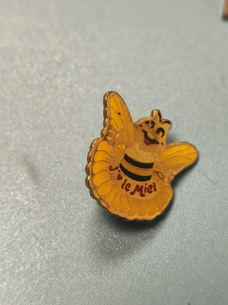 Vintage pin's abeille jaune "J'aime le miel" collection apiculture rétro