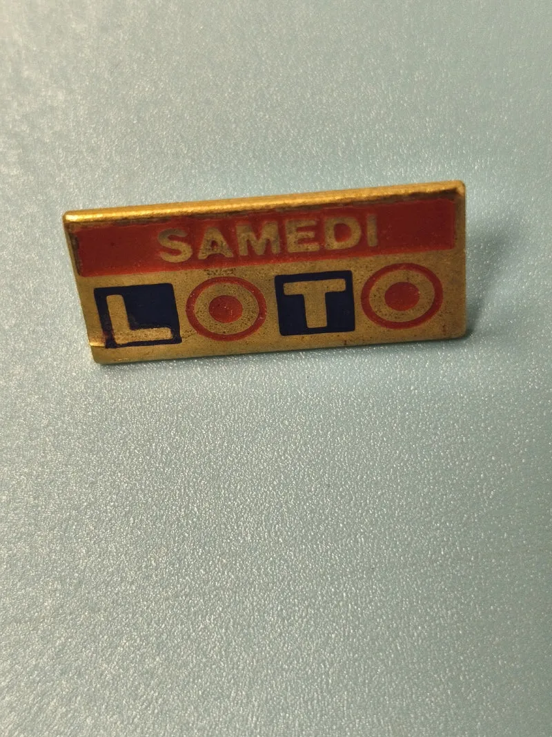 Vintage pin's loto SAMEDI rectangulaire rouge bleu ancien collection (ref 11)