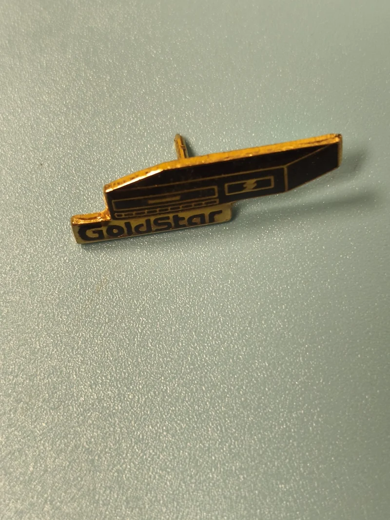 Pin's vintage GoldStar noir et doré, forme rétro, collection, occasion