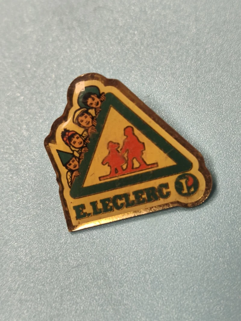 Vintage pin's E.Leclerc école sécurité enfants triangle rétro collection