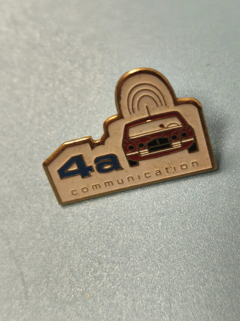 Pin's vintage 4a communication voiture rouge ancien, collection automobilia rétr