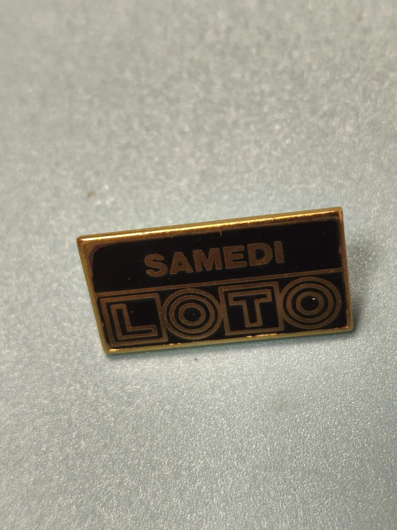 Vintage pin's Loto Samedi noir doré collection jeu ancien (ref 11)