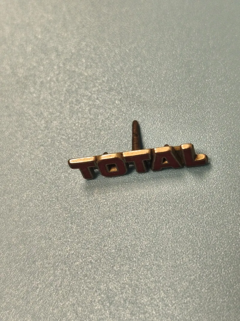 Pin's vintage TOTAL ancien, lettrage rouge, collection pétrole (ref 11)