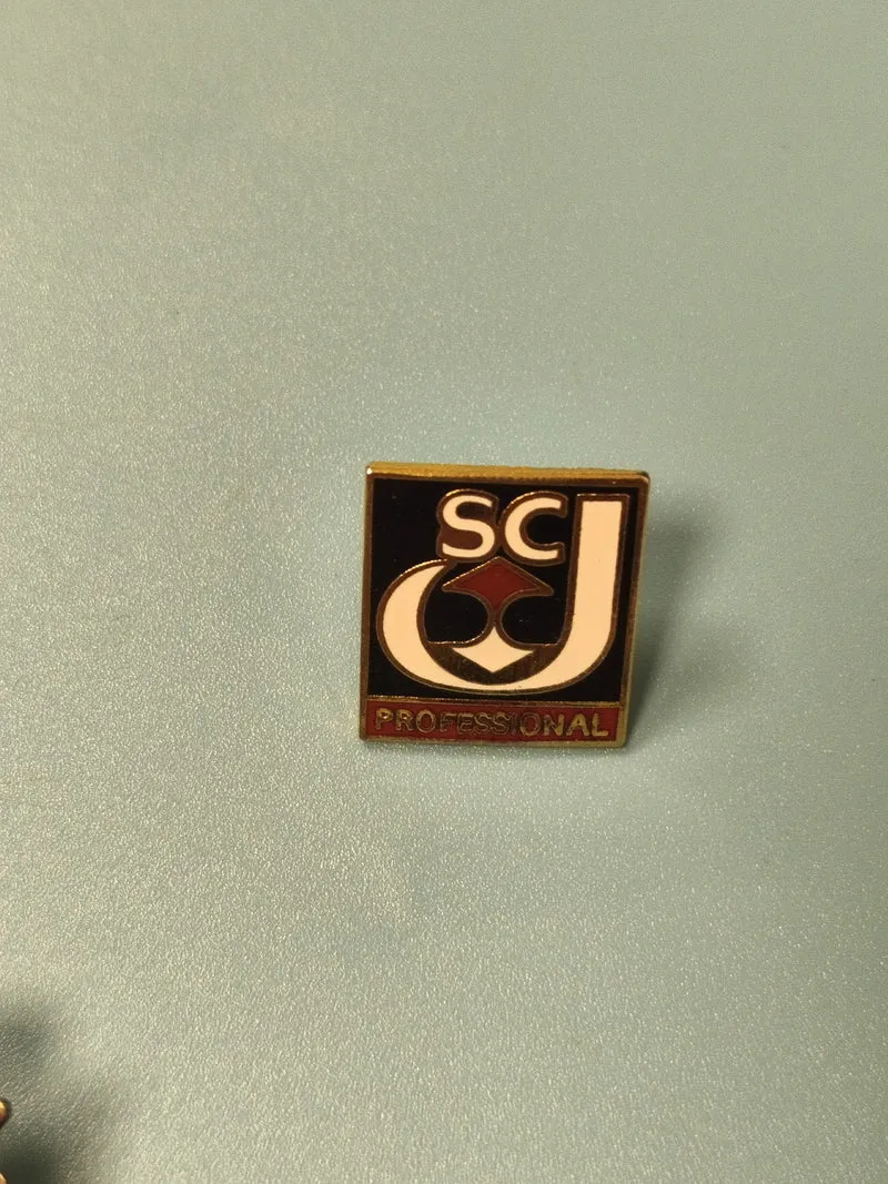 Vintage pin's SCJ Professional carré émaillé noir blanc rouge ancien (ref 11)