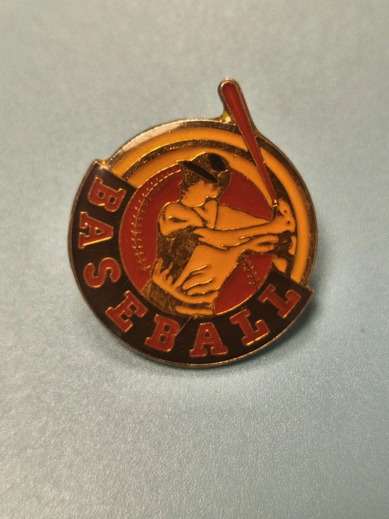 Vintage pin's baseball joueur batteur émaillé rouge jaune collection sport