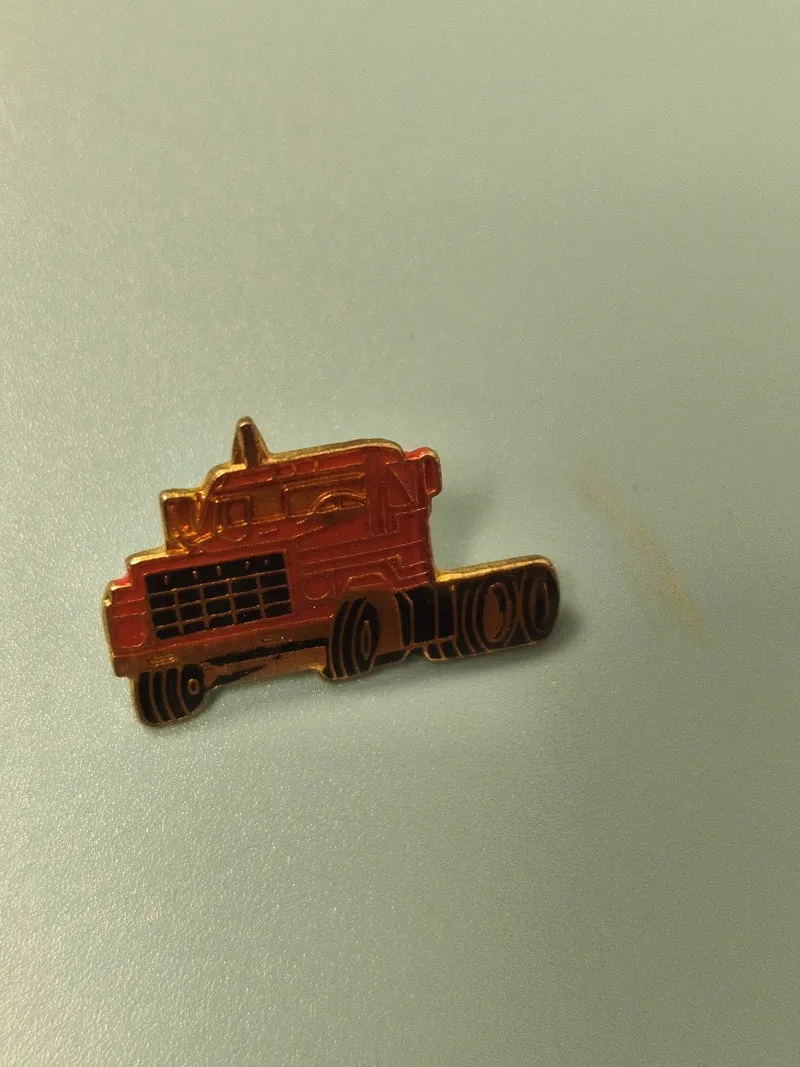 Vintage pin's camion rouge ancien, collection transport routier, rare (ref 11)