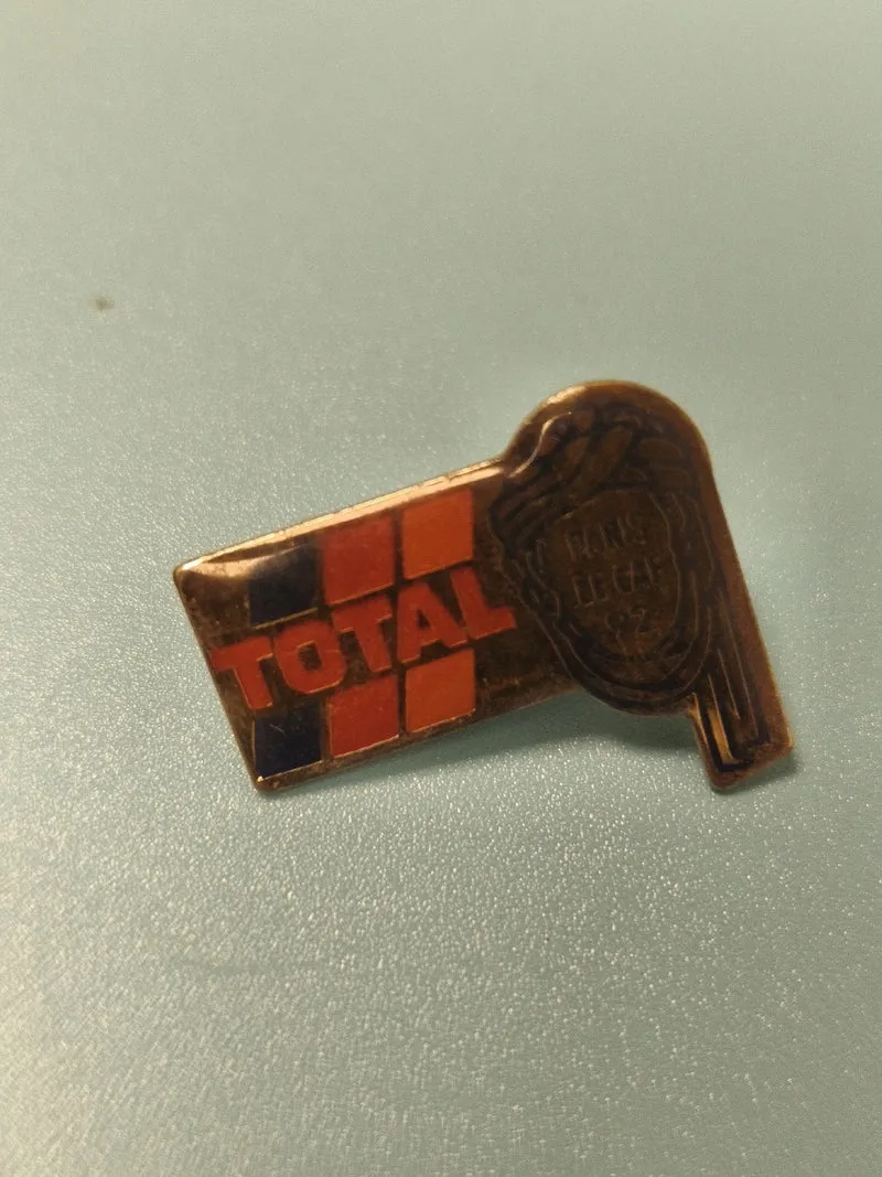 Pin's vintage TOTAL Paris Deauville drapeau logo ancien collection ref 11