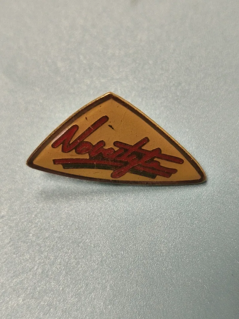 Vintage pin's triangle Noritzy jaune rouge rétro collection (ref 11)