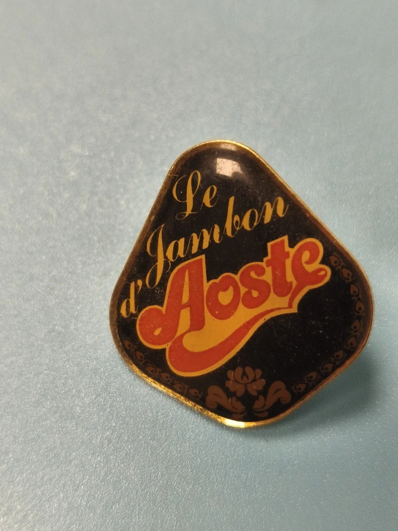Vintage pin's publicitaire Le Jambon d'Aoste noir et doré collection (ref 11)
