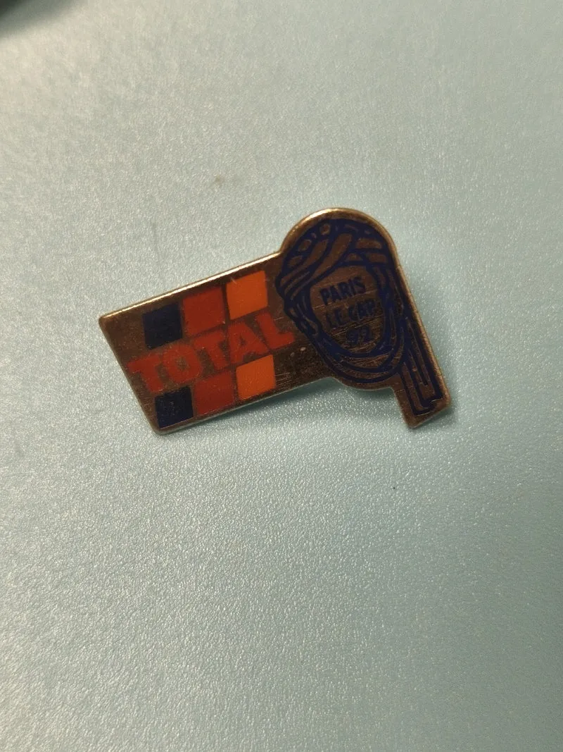 Vintage pin's Total Paris Le Cap 92 rallye, collection automobile ancien