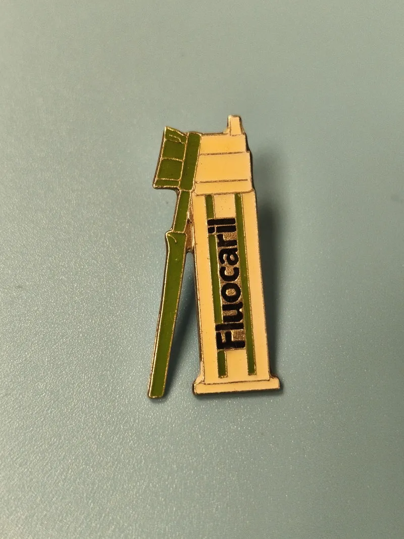 Vintage pin's Fluocaril tube dentifrice et brosse à dents, émaillé, collection