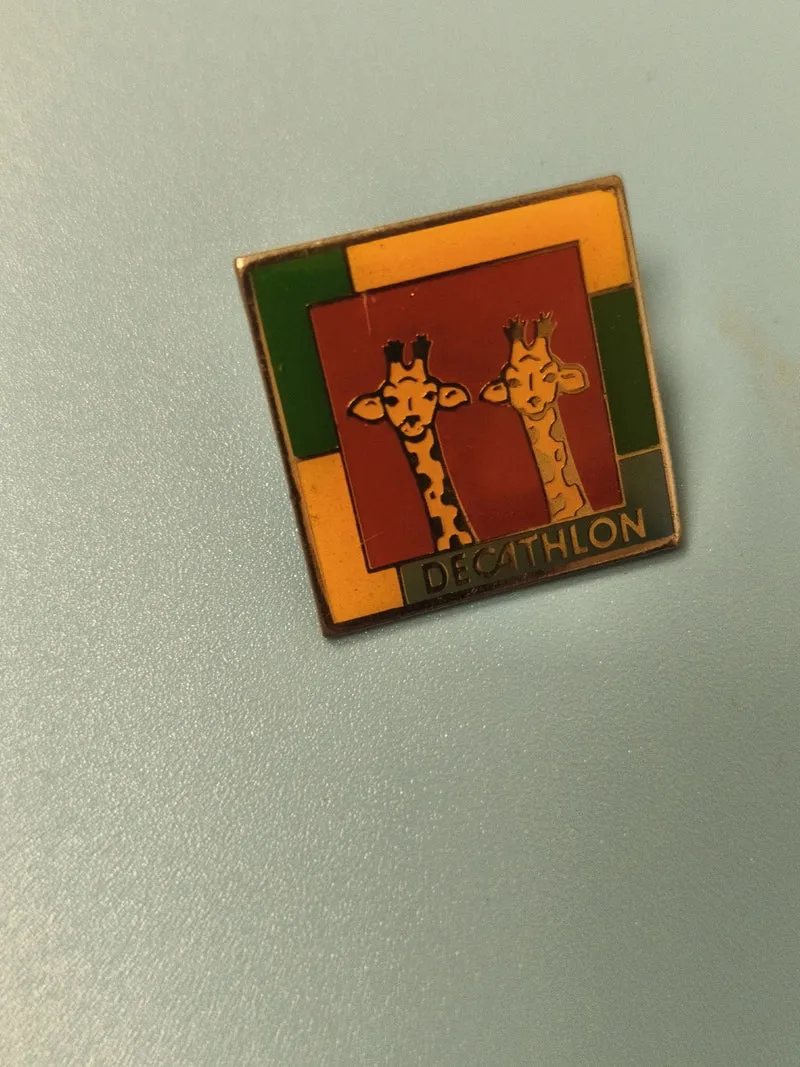 Vintage pin's Decathlon girafes émaillé carré multicolore collection (ref 11)