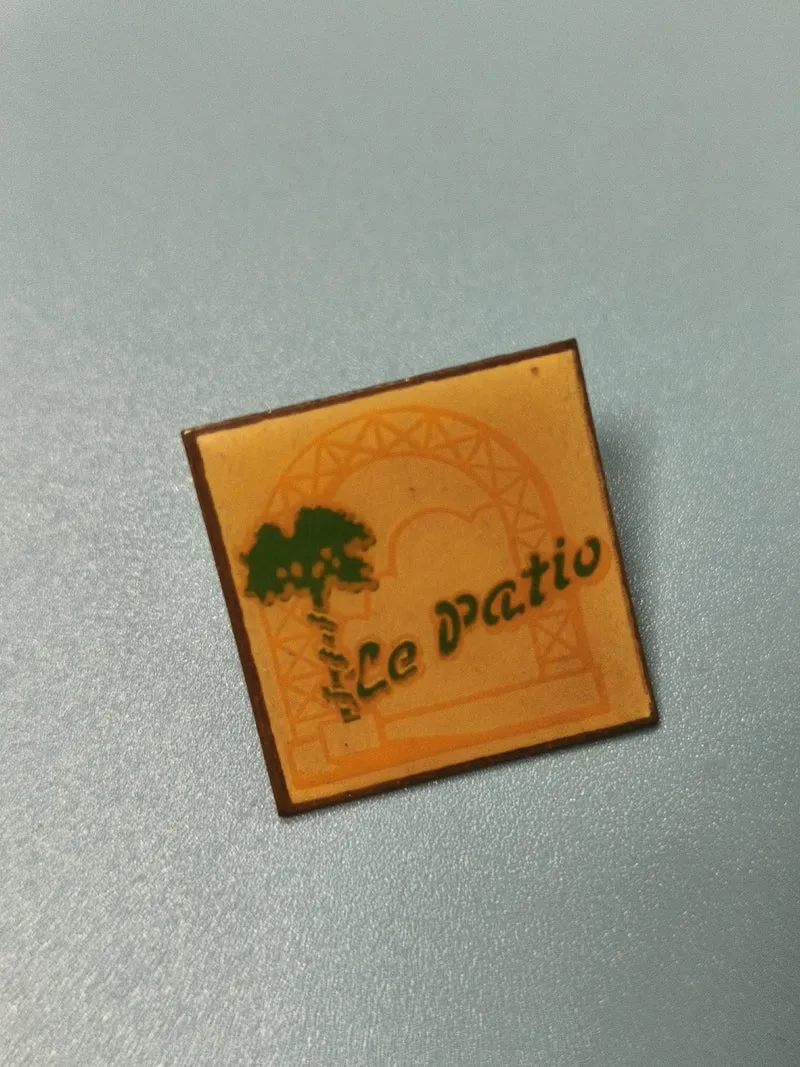 Vintage pin's carré Le Patio décor jaune vert collection badge ancien