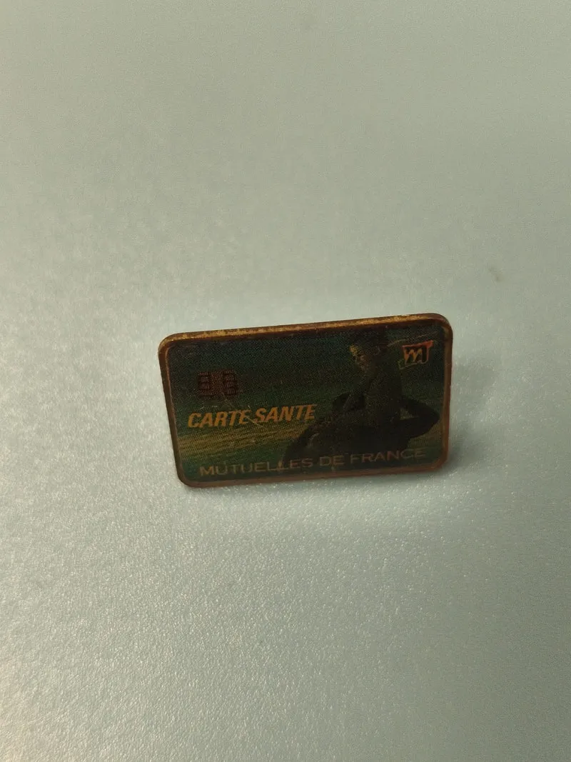 Vintage pin's Mutuelles de France rectangulaire carte santé vert rétro