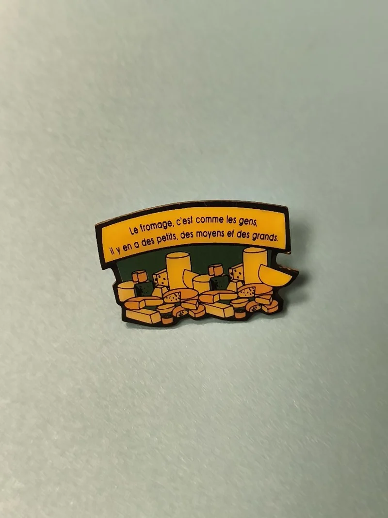 Vintage pin's fromage humour, collection publicitaire, motif fromages, rétro