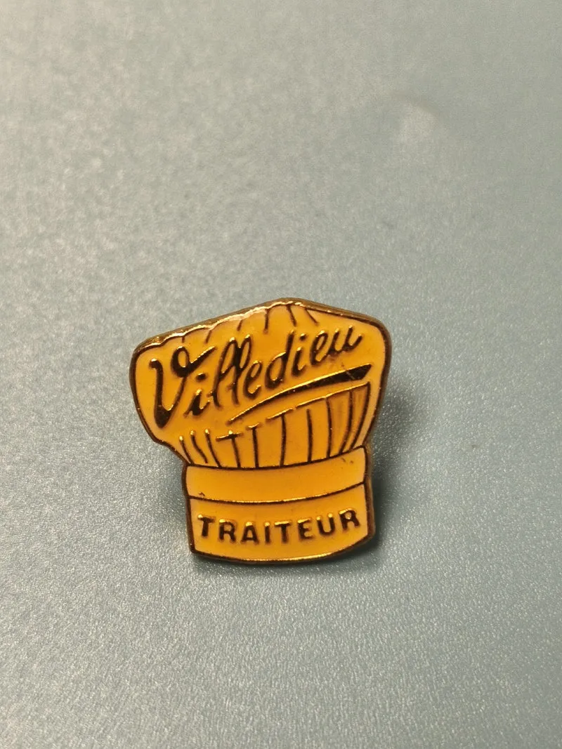 Vintage pin's Villedieu traiteur toque jaune ancien collection cuisine (Ref 12)