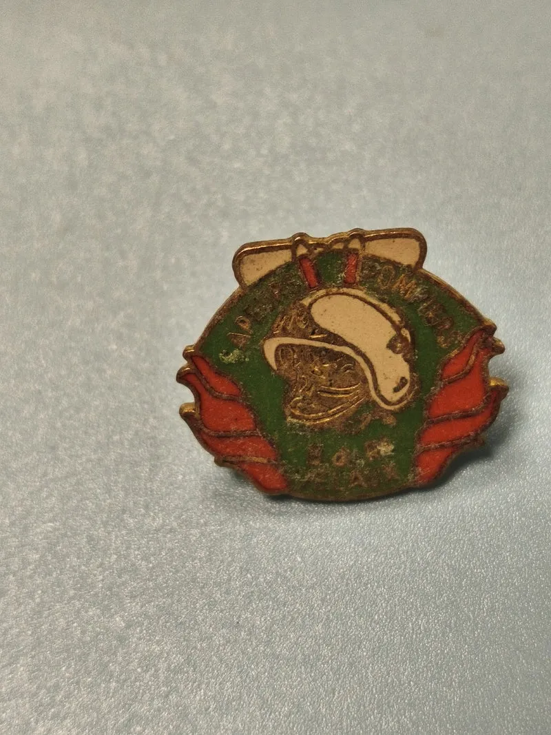 Vintage pin's sapeurs-pompiers casque et flammes émaillé collection (Ref 12)