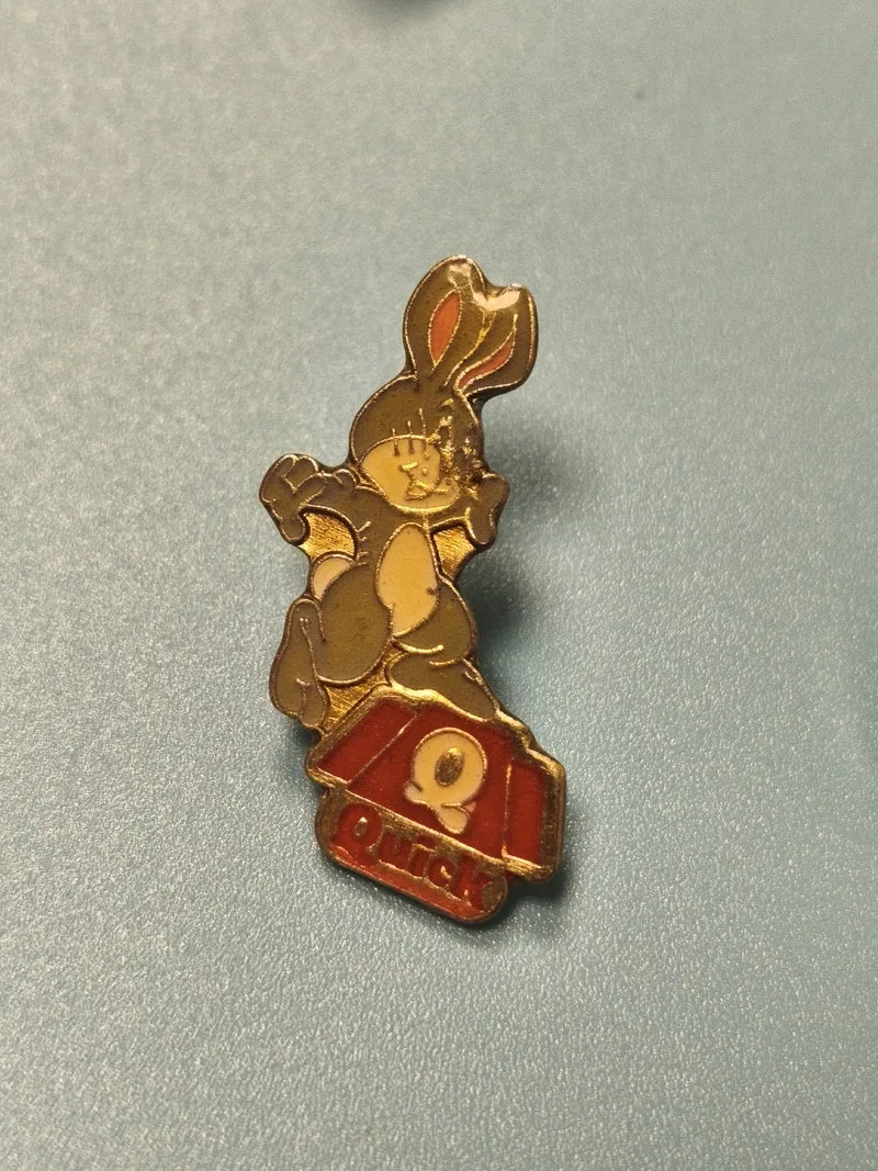Vintage pin's Quick lapin mascotte rouge collection fast-food (ref 10)