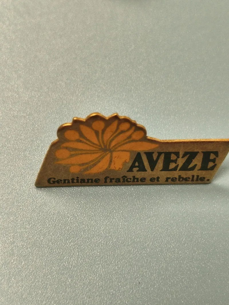 Pin's vintage AVÈZE gentiane publicitaire jaune rétro collection (ref 10)