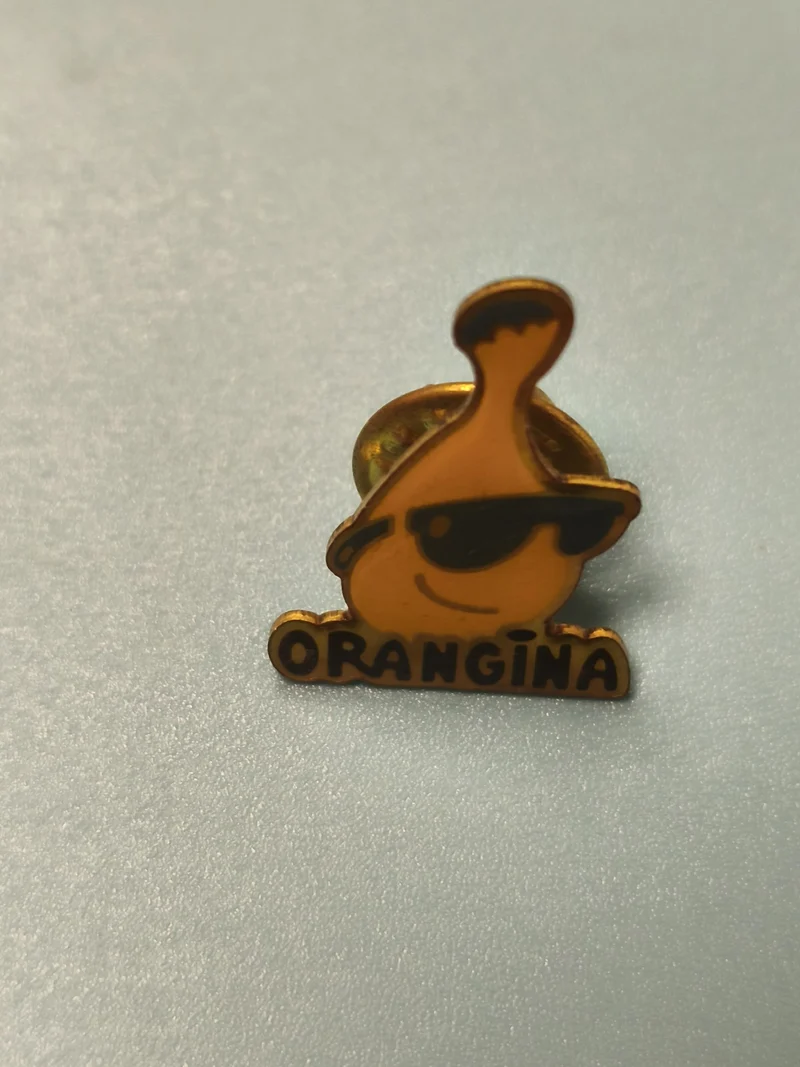 Vintage pin's Orangina logo bouteille jaune ? Collection publicitaire rétro