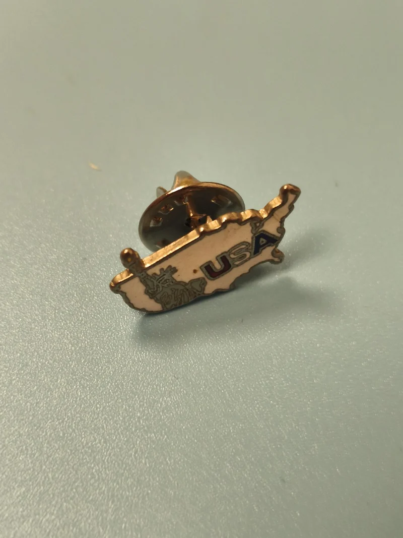 Pin's vintage USA forme carte États-Unis, couleur dorée, collection rétro