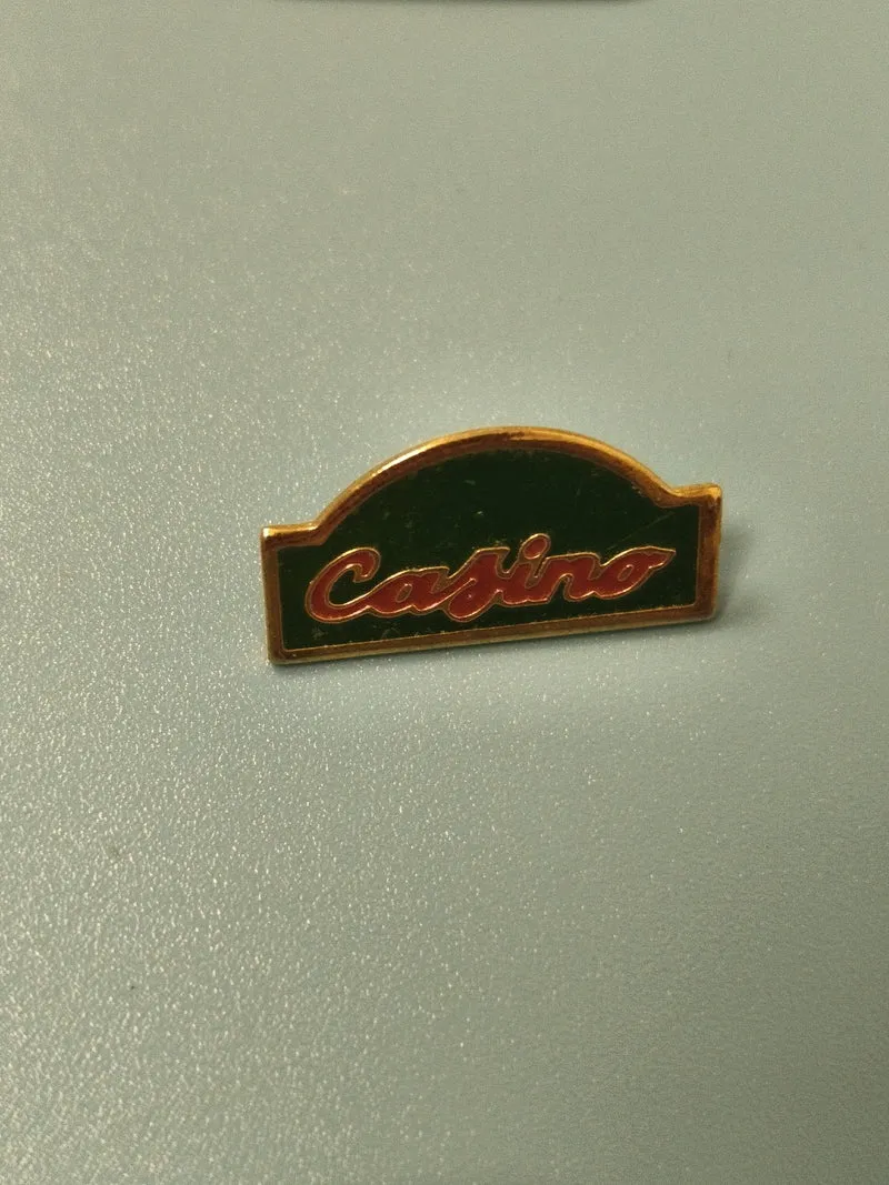 Vintage pin's casino vert doré lettrage rouge collection ancien badge