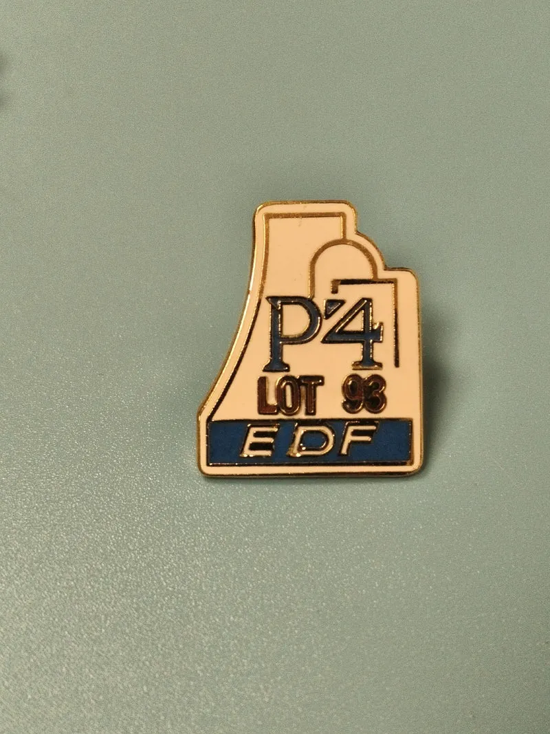 Pin's vintage EDF P4 Lot 93 émaillé forme originale collection énergie