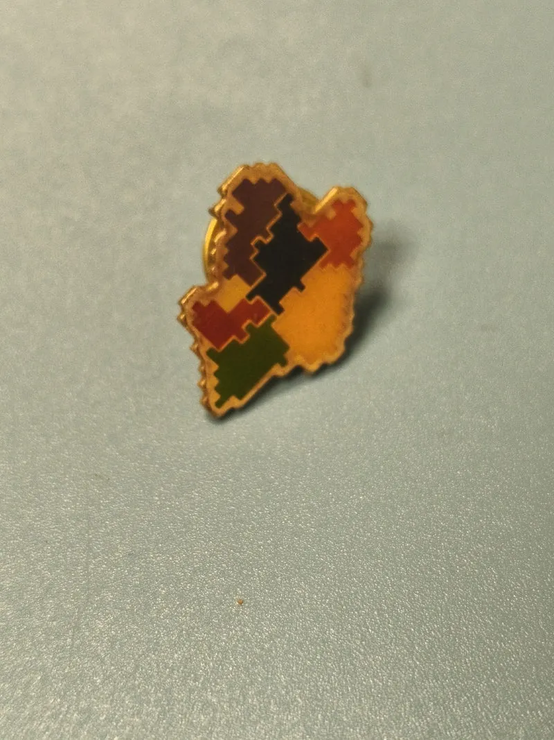 Vintage pin's région PACA multicolore forme carte ? collection France (ref 10)