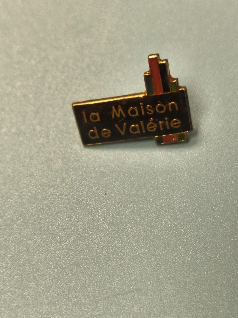 Vintage pin's La Maison de Valérie rectangulaire logo tricolore collection