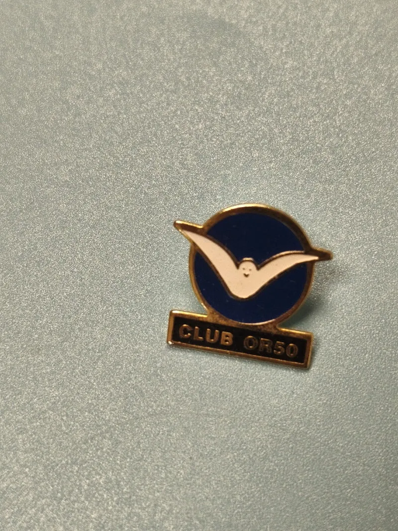 Pin's vintage Club OR50 oiseau blanc émaillé bleu collection badge ancien