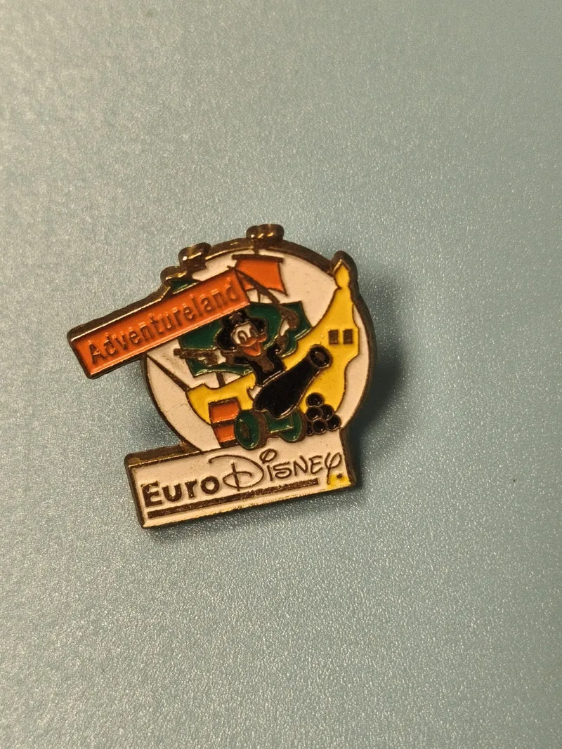 Vintage pin's EuroDisney Adventureland ancien, logo coloré, collection Disney