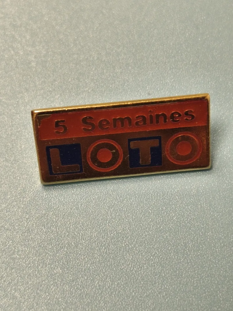 Vintage pin's Loto rectangulaire rouge bleu ancien jeu de hasard collection