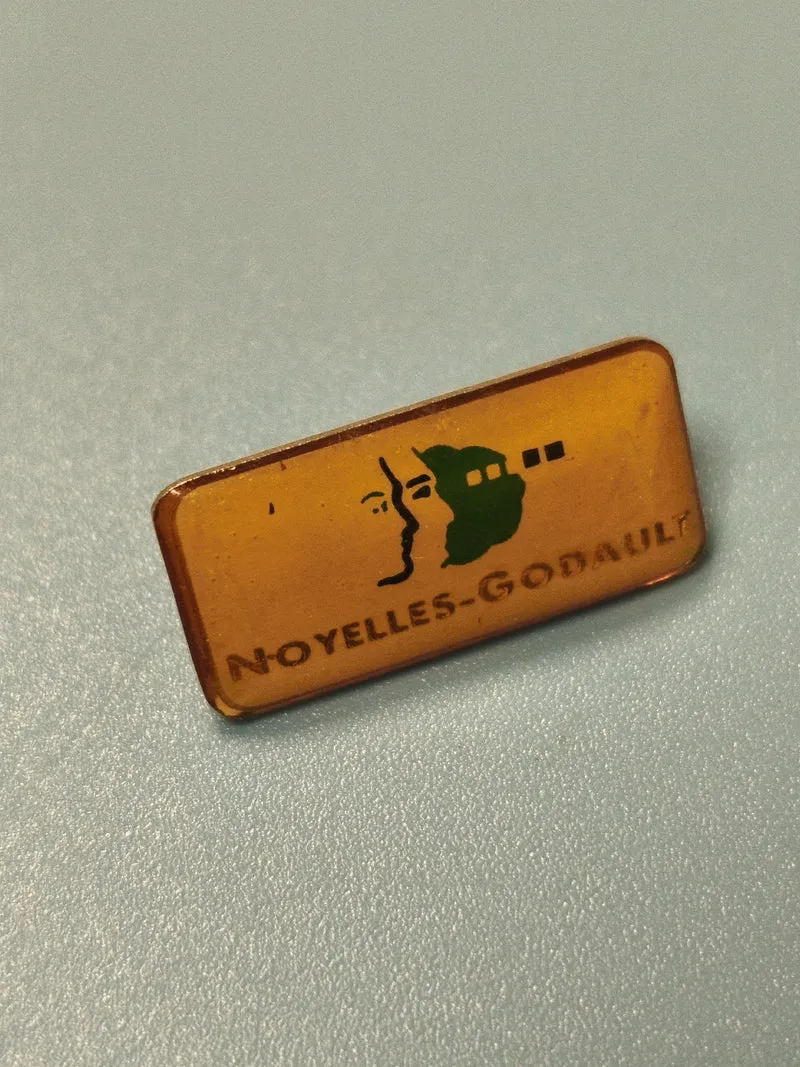 Vintage pin's Noyelles-Godault rectangulaire jaune logo vert collection